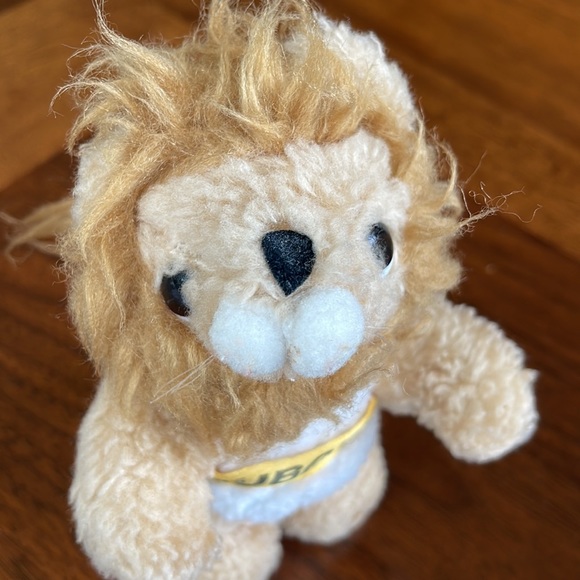 VINTAGE BUNDLE - SUBARU DEALERSHIP PRINT AD BOOKLET 1976 & STUFFED ANIMAL LION - Picture 4 of 12